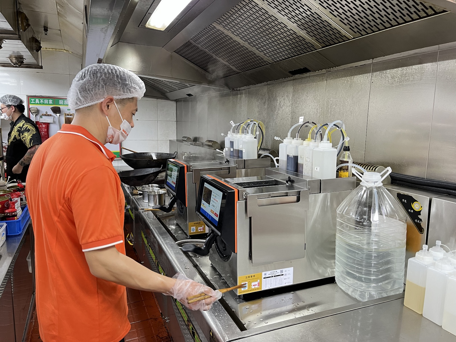 Sumanxiang existing-store kitchen with 肴滚智慧大厨
