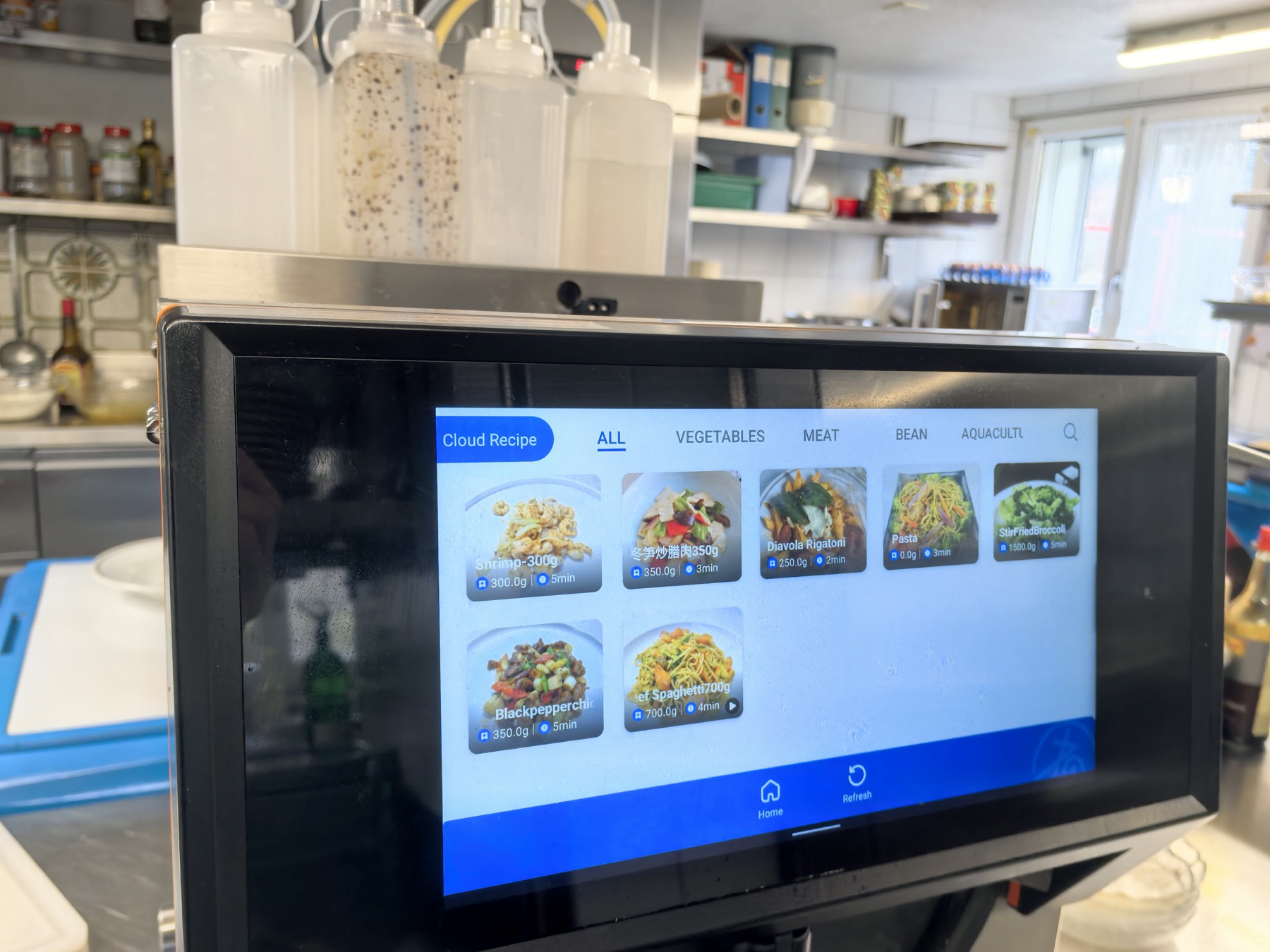肴滚智慧大厨 cloud recipe screen in Swiss restaurant