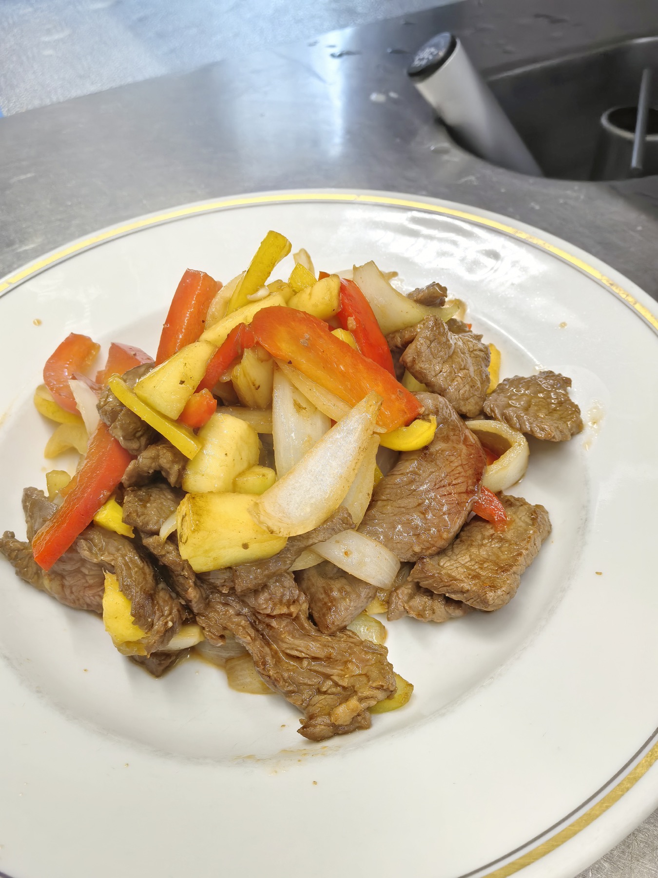 肴滚智慧大厨 in a Swiss restaurant kitchen