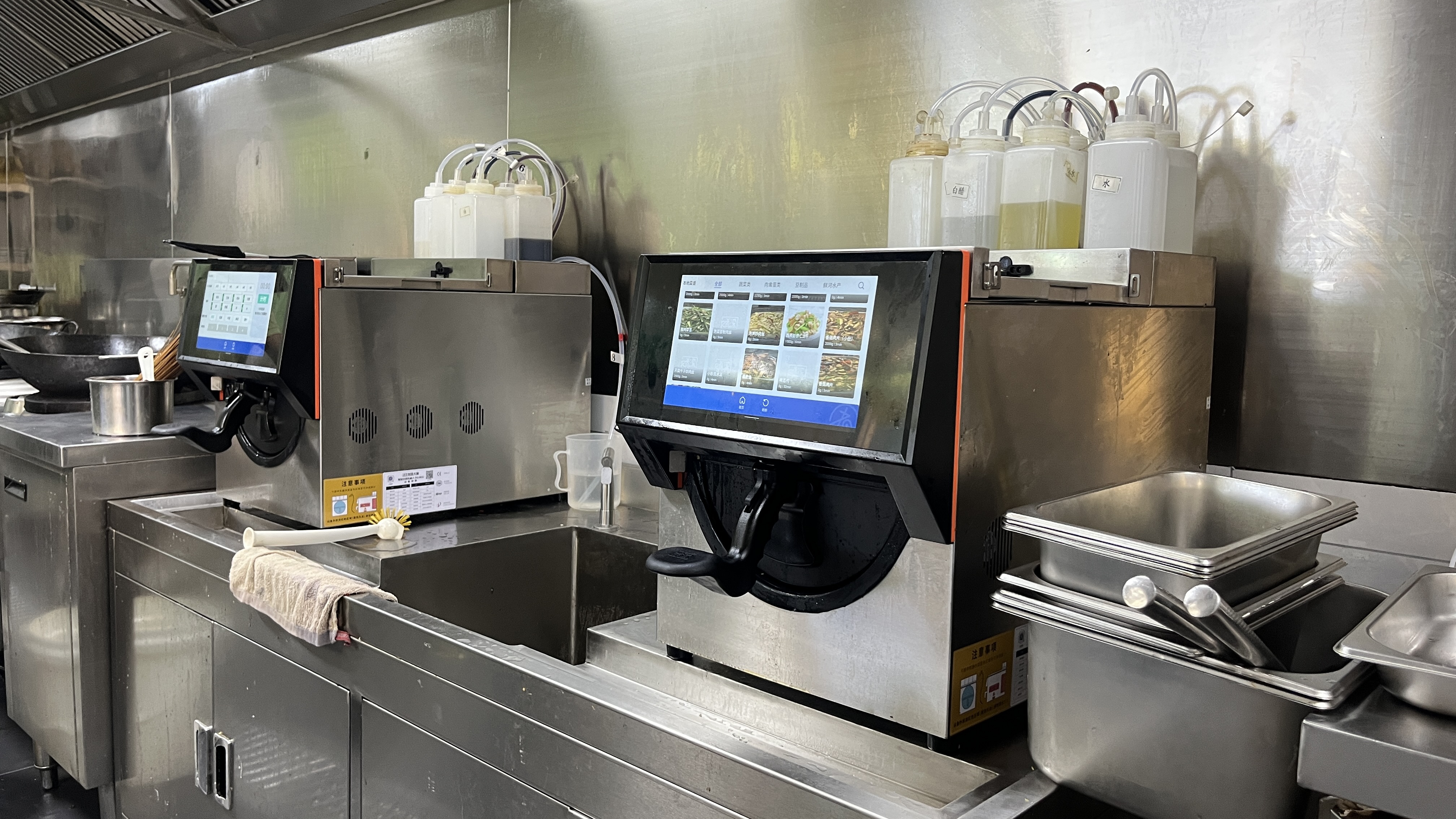 Multiple 肴滚智慧大厨 machines in Wuhan Tianjie kitchen