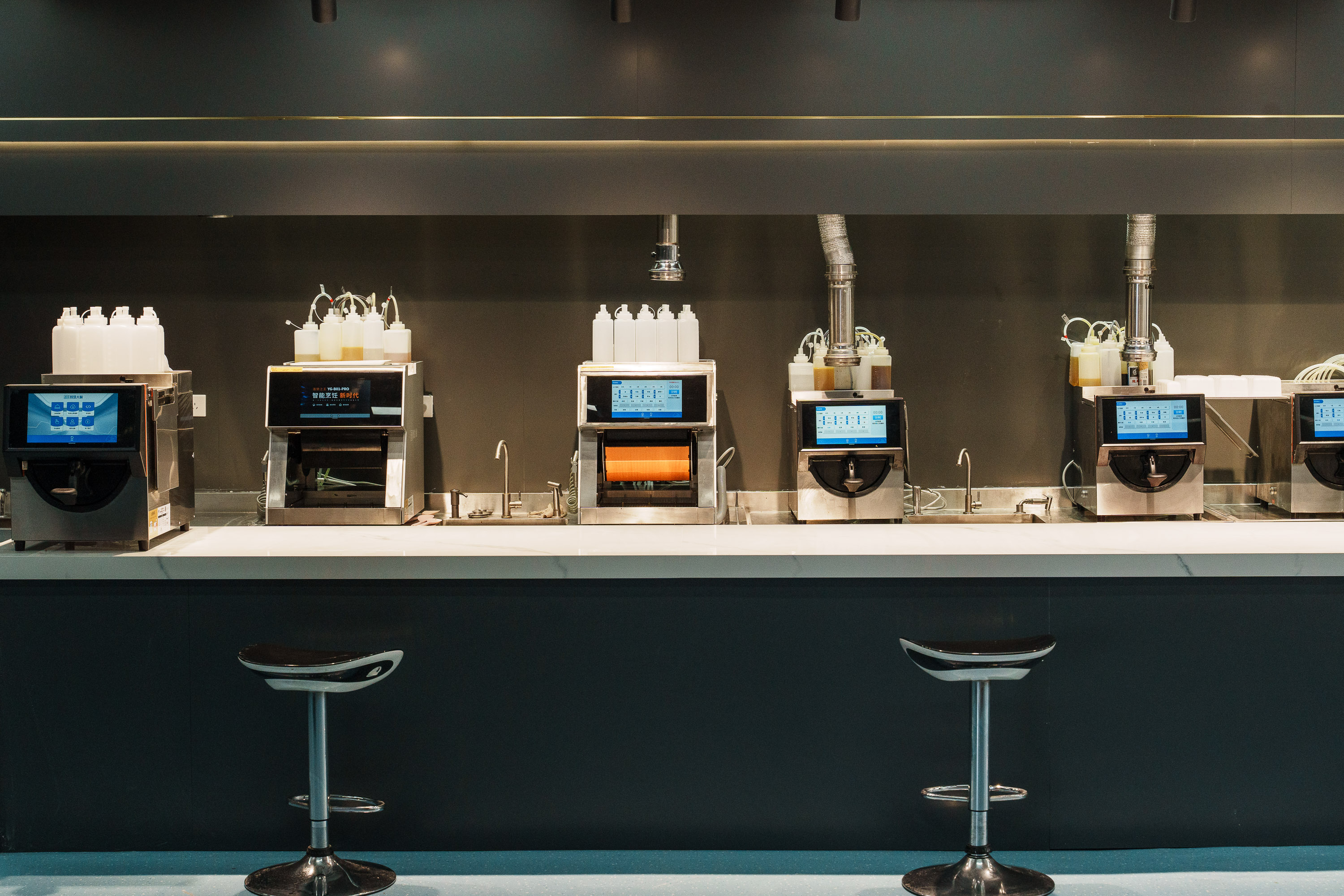 肴滚智慧大厨 smart cooking system in a simulated commercial kitchen